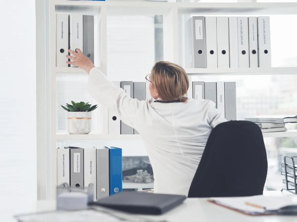 Femeie la birou - Foto: Freepik