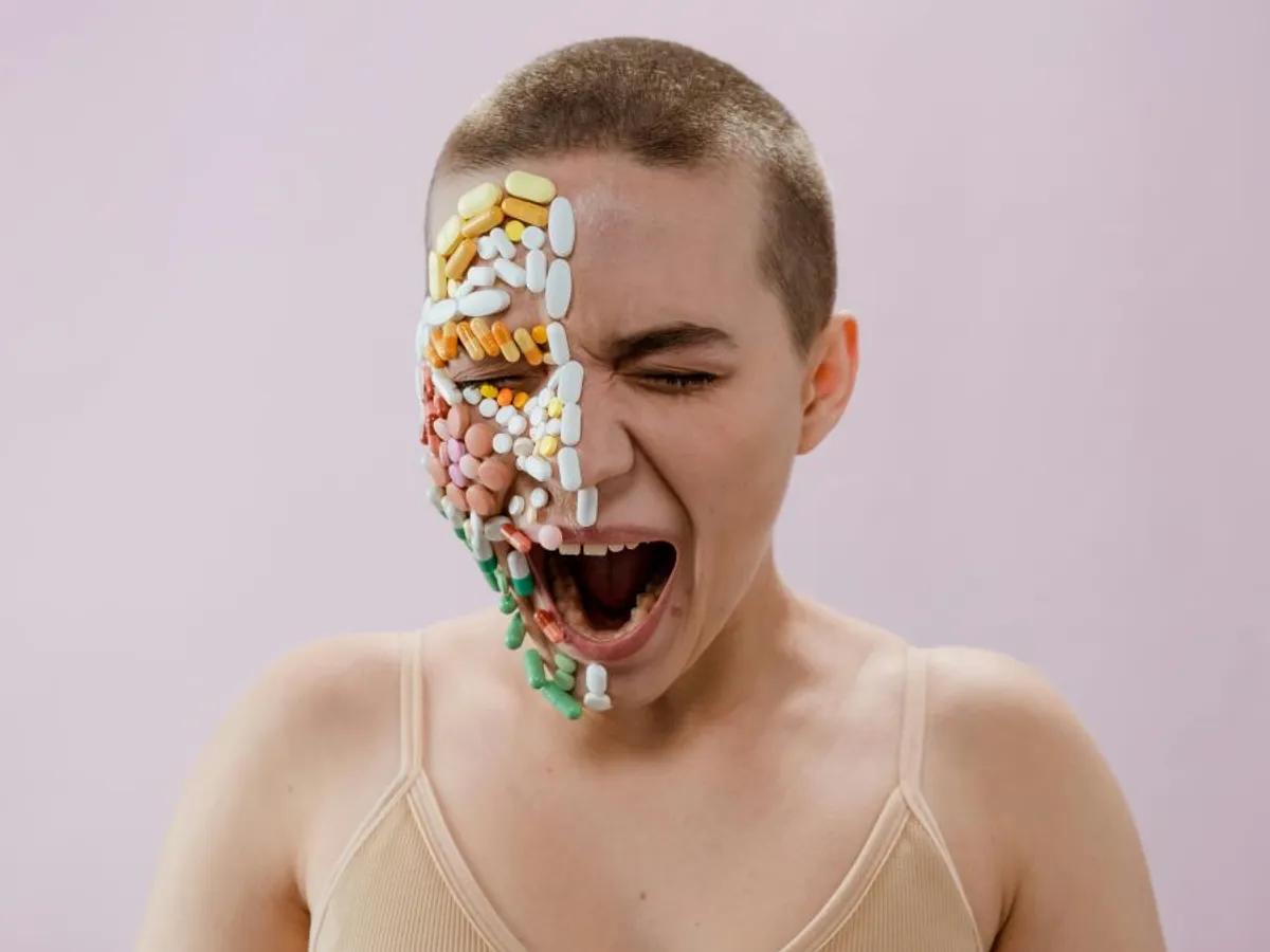 Femeie cu medicamente de diferite tipuri lipite de partea dreaptă a feţei - Foto: Pexels/cottonbro studio