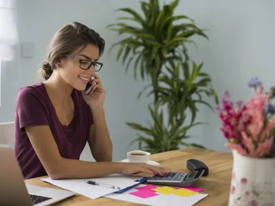 Contabilă ocupată lucrând acasă - Foto: Freepik/gpointstudio