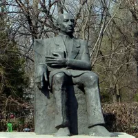 Statuia lui Nicolae Paulescu a fost inagurată în 2001, lângă Facultatea de Medicină. Sursa foto: Wikipedia
