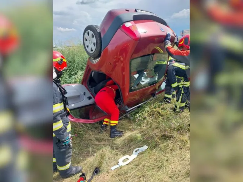 Accident greu de explicat: O Dacia Logan s-a înfipt la propriu cu botul în pământ - Foto: ISU