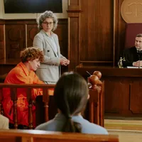 Curtea unui tribunal - Foto: Freepik