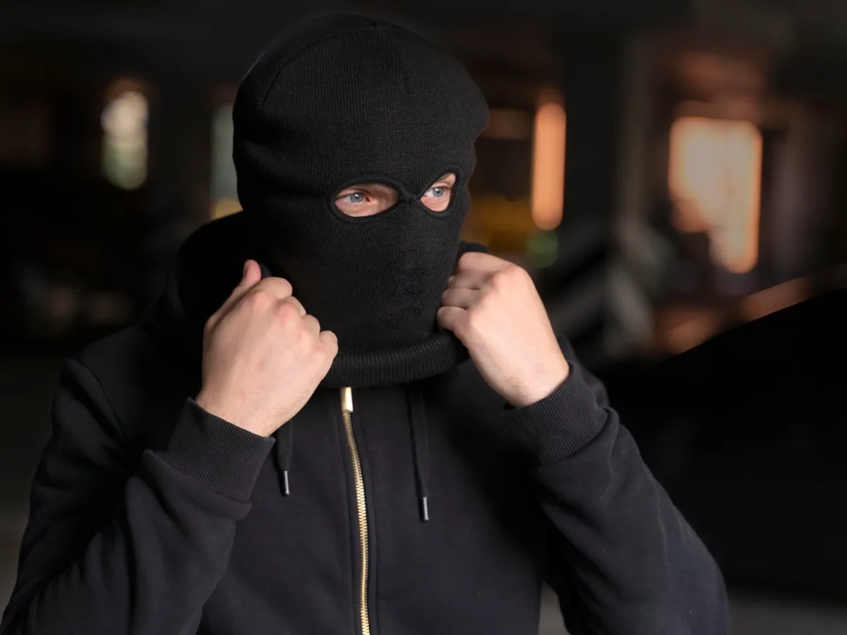 Un bărbat mascat a intrat într-un magazin și a amenințat vânzătoarea - Foto: Freepik (Imagine cu rol ilustrativ)