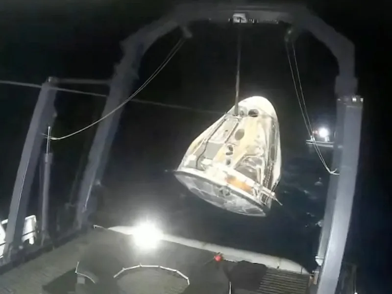 Capsula SpaceX Crew-5 Dragon Endurance a companiei SpaceX este ridicată de pe apă pe o navă de recuperare după ce a plonjat în largul coastei Floridei pe 11 martie 2023 - Foto: Profimedia Images