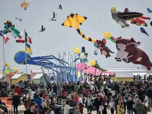 Mii de oameni participă la Festivalul Internațional de zmeie de la Berck-sur-Mer, în nordul Franței - Foto: Profimedia Images