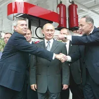 Șeful Lukoil,  Vagit Alekperov (stânga),  și președintele rus, Vladimir Putin, la inaugurarea unei benzinării Lukoil în New York
