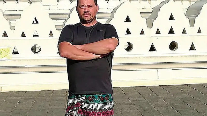 Soțul  judecătoarei Encean (aici într-o excursie în Sri Lanka) își expune  fără ocolișuri părerile pro-PSD  pe Facebook