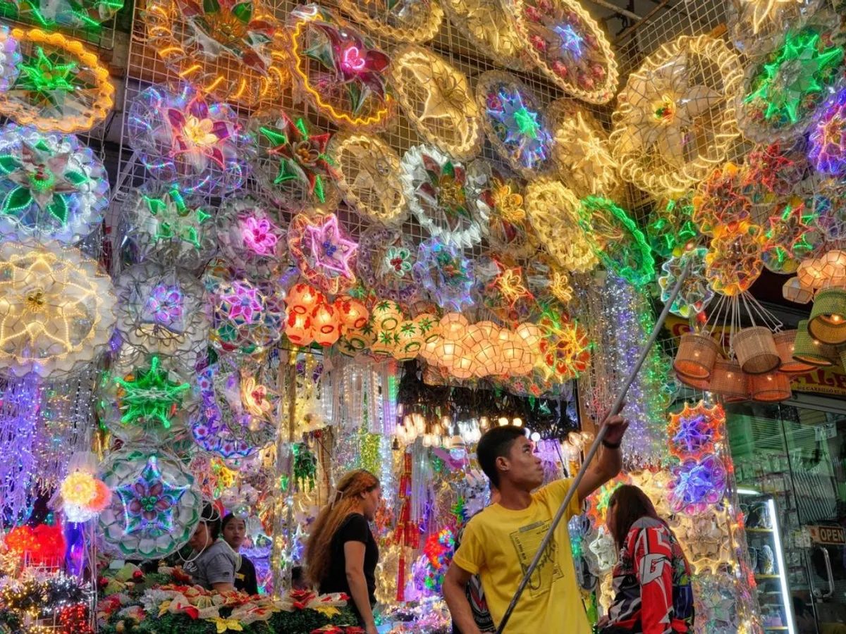 Oamenii vizitează un magazin care vinde lanterne și lumini de Crăciun, în Manila, Filipine, marți, 9 decembrie 2025 - Foto: Profimedia Images