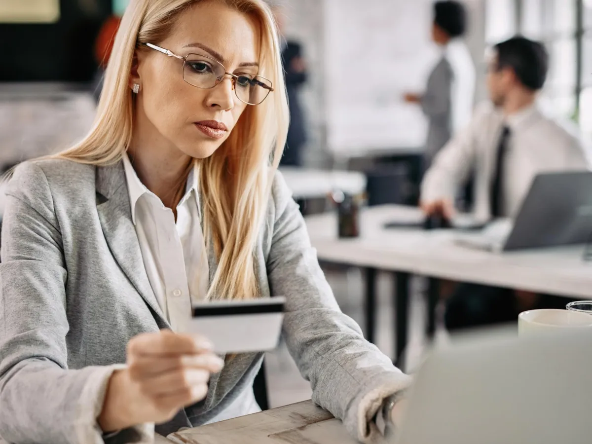 Salariata verifică dacaă a primit salariul pe card - Foto: Freepik (rol ilustrativ)