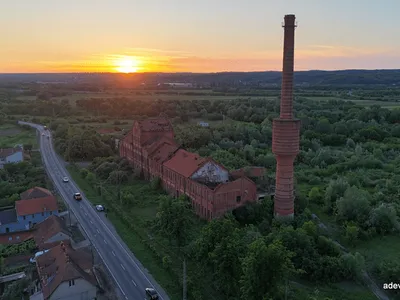 Fabrica uitată de lângă „autostrada cu tuneluri”. Cum a ajuns în ruină uzina de oțet și solvenți de la Margina