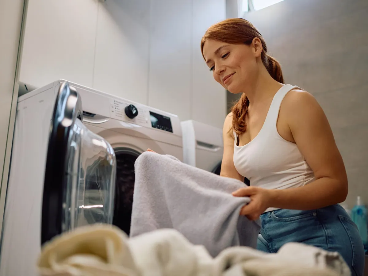 Lichidul pe care îl pui în mașina de spălat și îndepărtează mirosul neplăcut. Îl folosești și ca balsam - Foto: Freepik (Imagine cu rol ilustrativ)