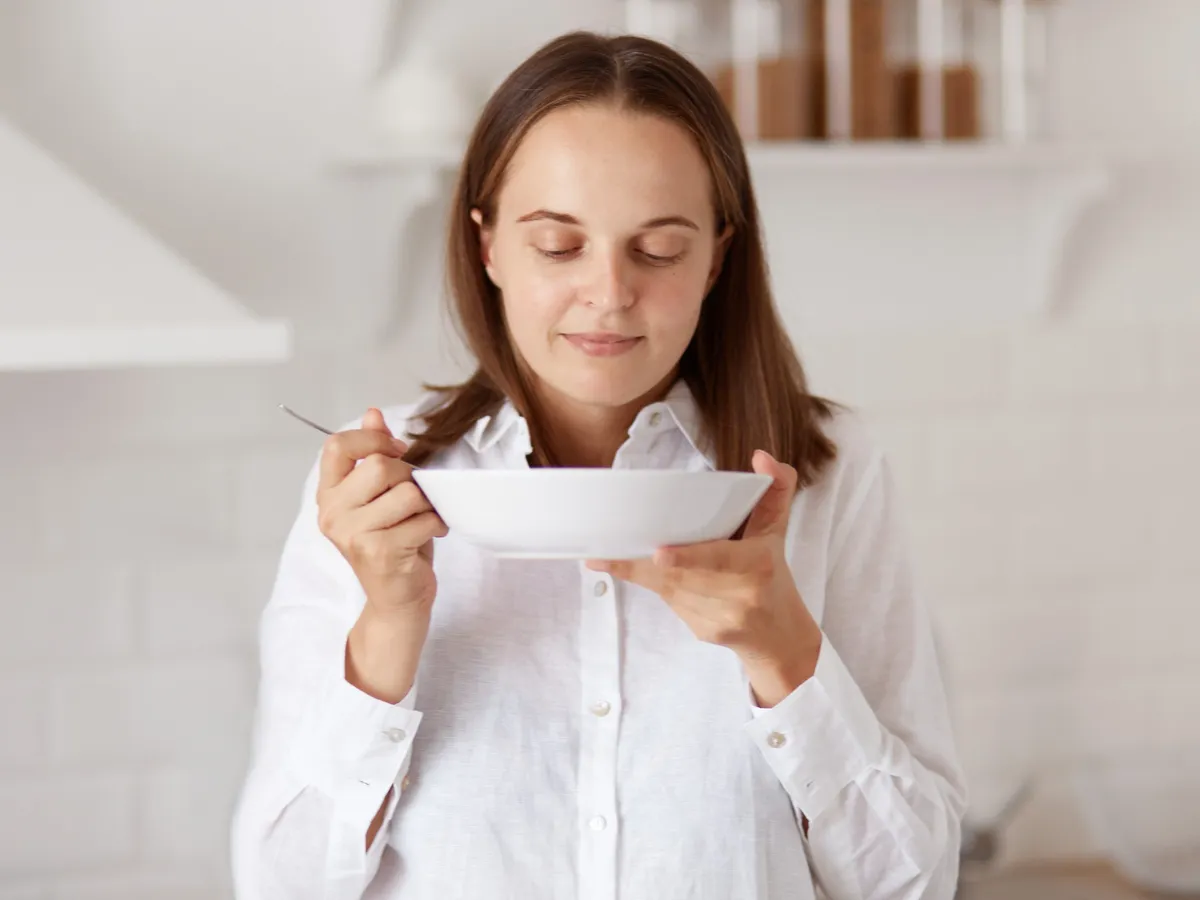 Femeie care mănâncă - Foto: Freepik (Imagine cu rol ilustrativ)