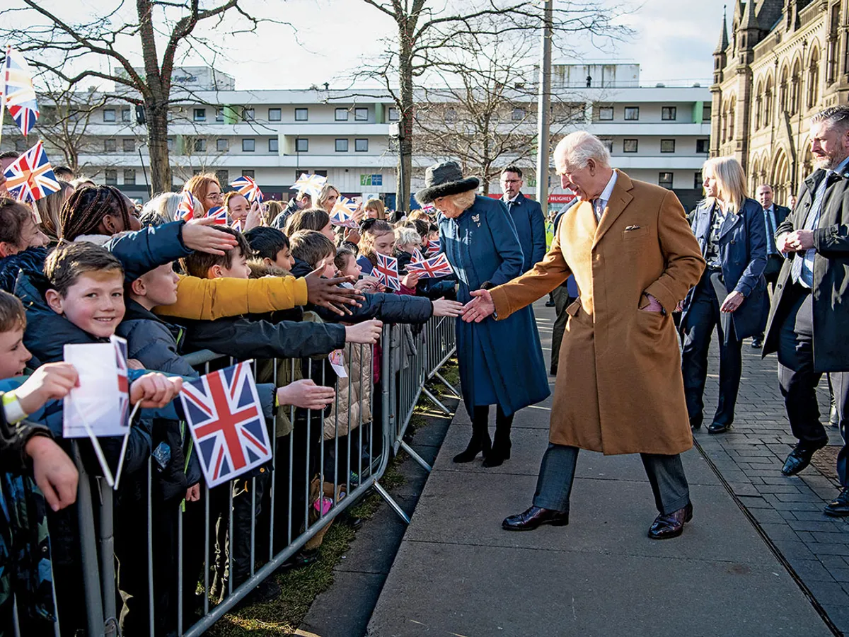 ÎNDATORIRI PUBLICE Regina Camilla și regele Charles salută binevoitorii în timpul unei vizite la Middlesbrough, nord-estul Angliei, pe 13 februarie