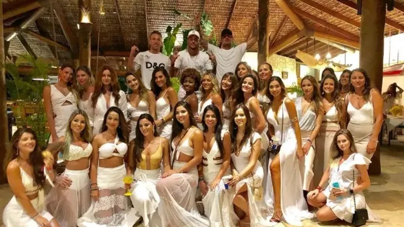La Revelionul trecut, Neymar s-a pozat cu 26 de femei Foto: Instagram