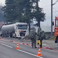 Scurgeri de acid sulfuric dintr-o cisternă pe un drum național. Întreaga zonă a fost evacuată - Foto: ISU Prahova