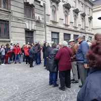 Susținătorii în așteptarea lui Codrin Ștefănescu, în fața BEC. FOTO: Newsweek România