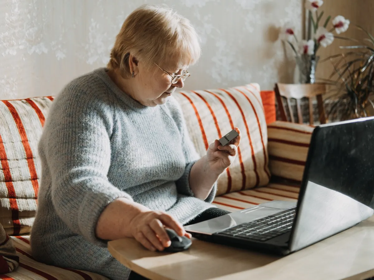 Pensionar așteaptă pensia - Foto: Frepik
