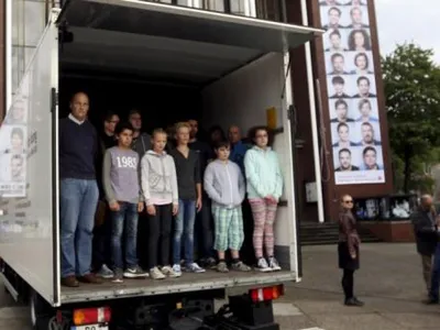 44 de migranți ascunși într-un TIR, depistați de polițiștii de frontieră din Arad/FOTO: irishtimes.com