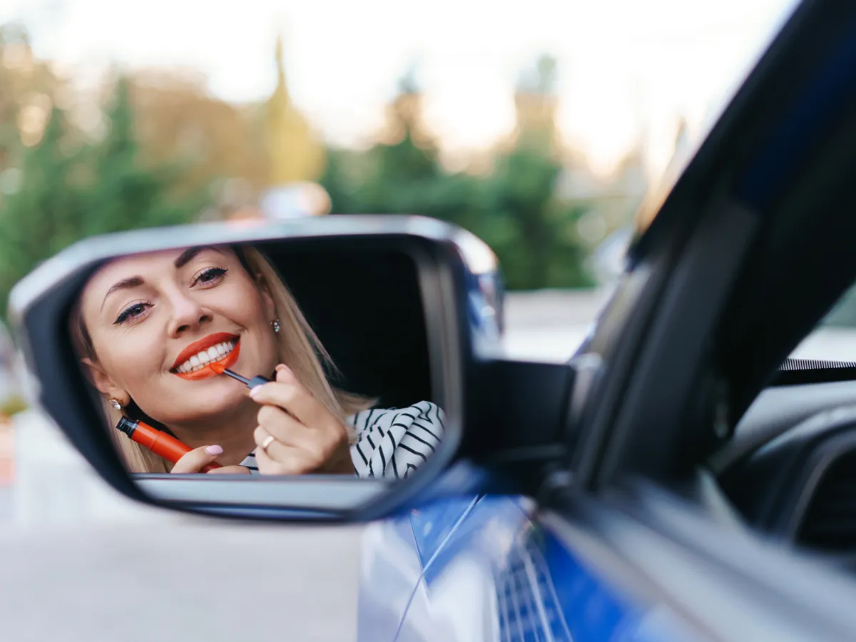 Funcțiile ascunse ale oglinzilor mașinii pe care 9 din 10 șoferi nu le cunosc pe toate. Nu se învață la școală