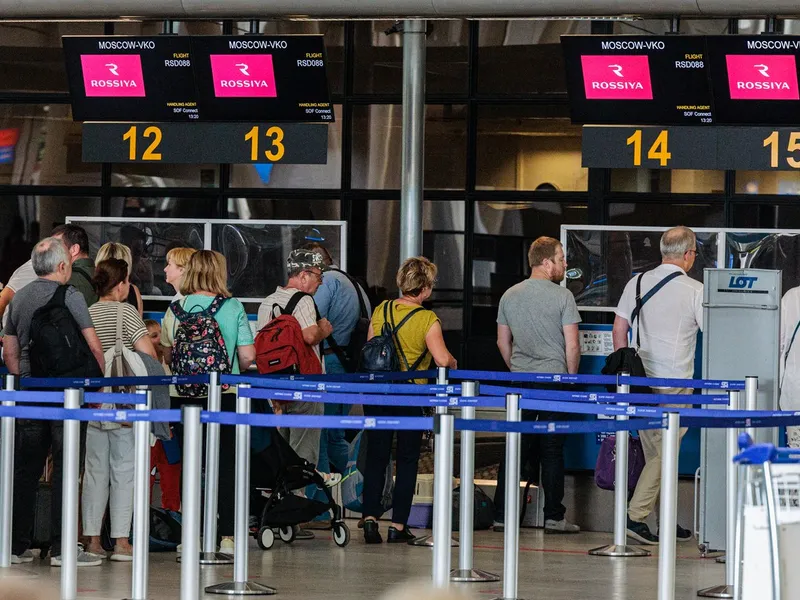 Personalul misiunii diplomatice a Rusiei și familiile lor stau la coadă la ghișeul de check-in, înainte de plecarea de pe aeroportul din Sofia - Foto: Profimedia Images