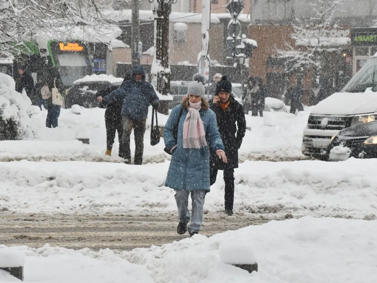 Firmele de salubrizare, somate să deszăpezească trotuarele și trecerile de pietoni în 3 sectoare din Capitală