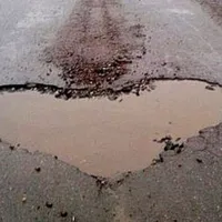 A dat cu mașina într-o groapă, a dat în judecată Drumurile, a primit contravaloarea mașinii/FOTO: ziaruldeiasi.ro
