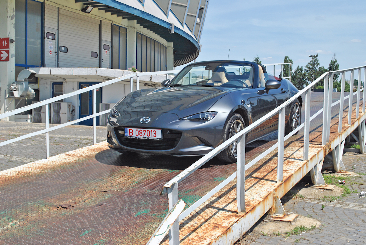 Primul MX-5 a ieșit pe poarta fabricii Mazda Motor Corporation din Hiroshima în aprilie 1989