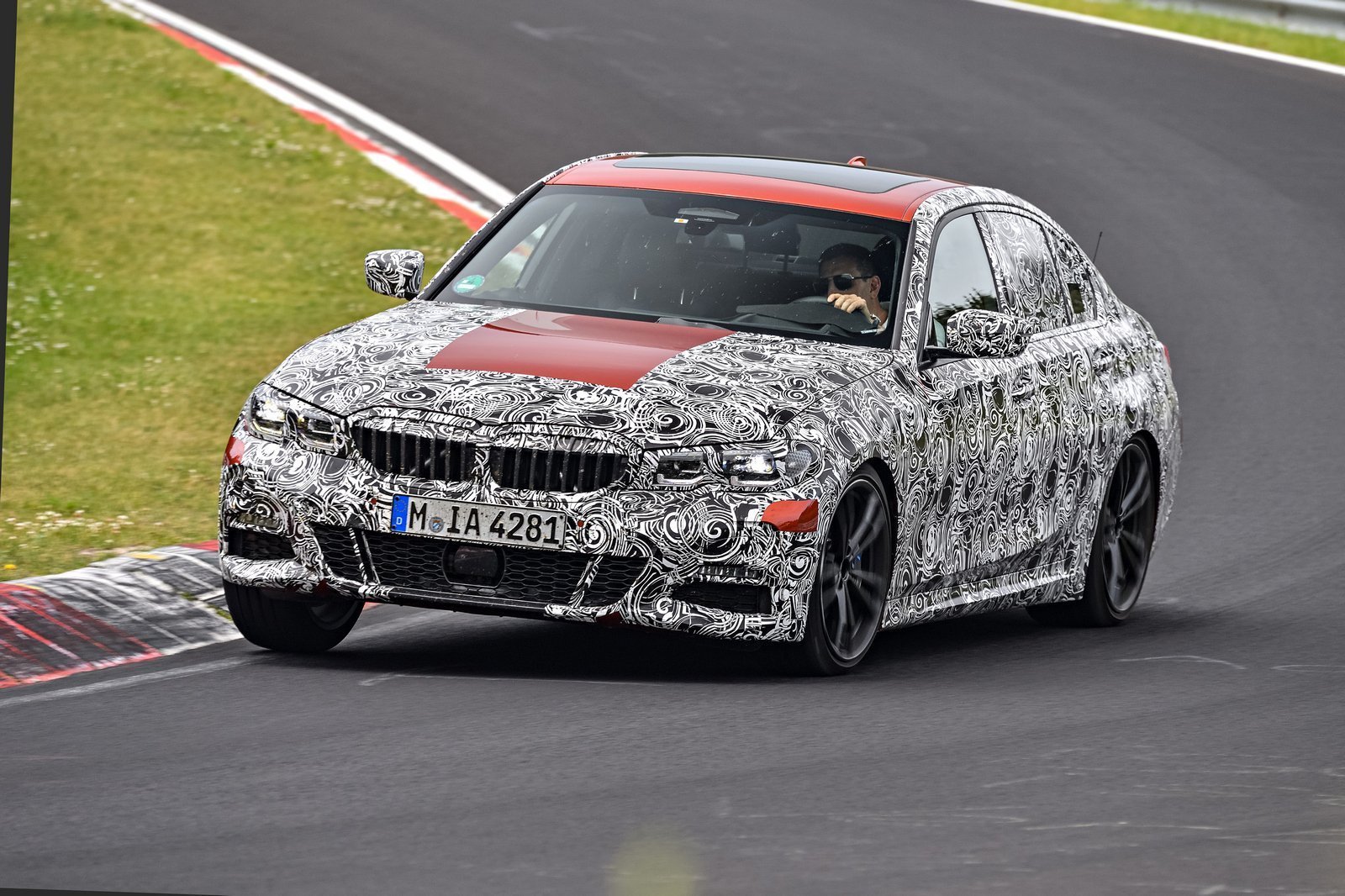 Amortizoarele cu răspuns variabil în funcţie de cursă sunt o dotare standard a tehnologiei de suspensie la noul BMW Seria 3 Sedan.