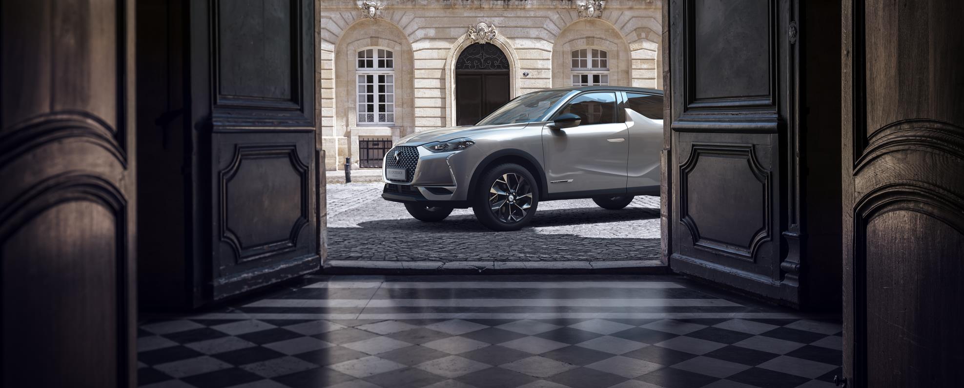 Dezvoltat pe platforma CMP (Common Modular Platform) a Grupului PSA, DS 3 Crossback îi ia locul celei mai vândute citadine cu tendințe premium a mărcii, DS3, după nouă ani, și pune pe gânduri concurența.