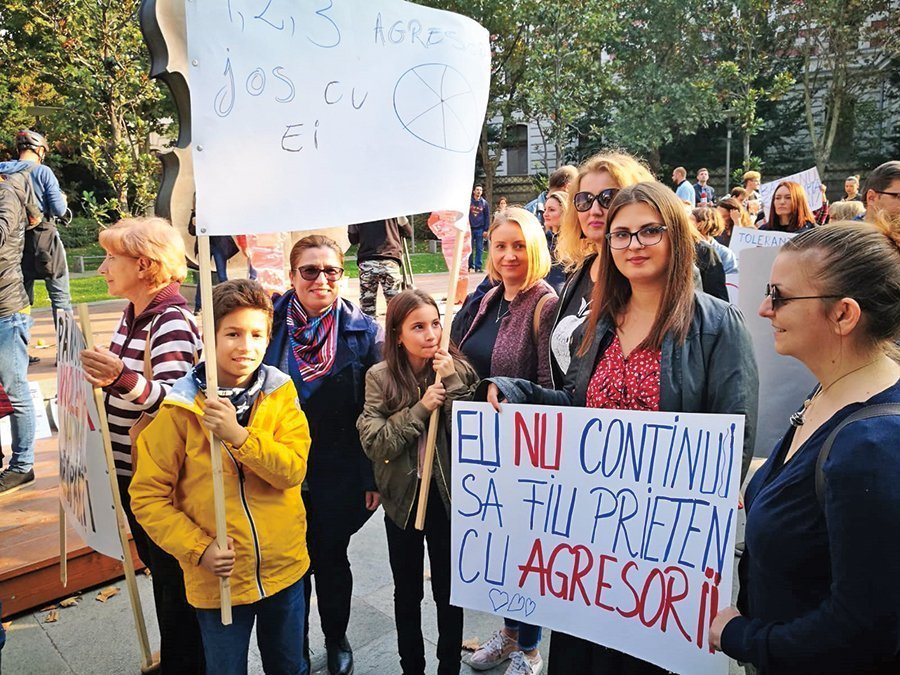 Avocata Giulia Crișan (între cei doi copii) de la Anais, spune că, în ultimii doi ani, 330 de femei au locuit în adăpost, iar alte 700 au beneficiat de consiliere