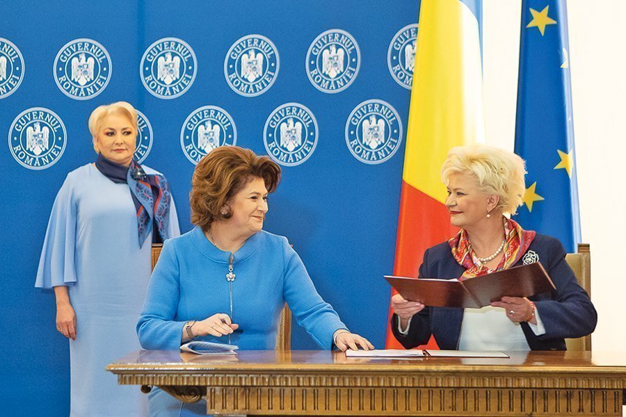 Premierul Viorica Dăncilă, șefa ANES, Grațiela Drăghici, și ministrul Fondurilor Europene, Rovana Plumb, au semnat protocolul pentru proiectul „Venus”, prin care ar trebui să fie construite 42 de locuințe protejate pentru victimele violenței