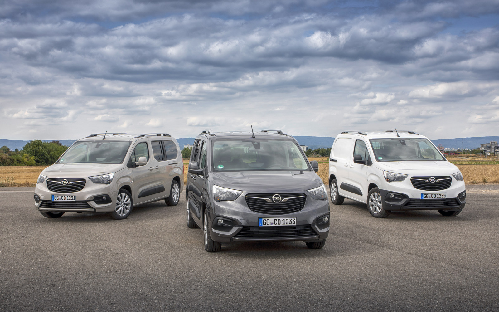 Modelul Opel Combo, bazat pe platforma EMP2 a Grupului PSA, este disponibil în varianta de lungime standard (4,40 m) sau XL (4,75 m).