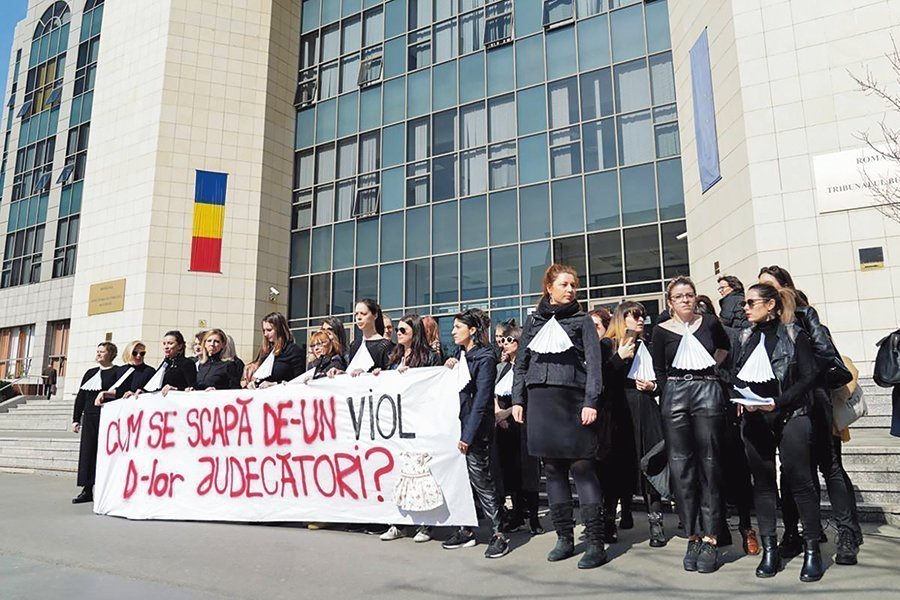 Feministele au protestat, de 8 martie, în fața Tribunalului București, față de pedepsele mici pe care le primesc violatorii. Unele au fost amendate de jandarmi