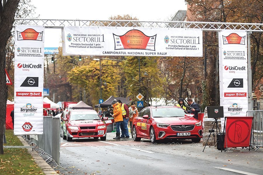 La 112 ani de la prima cursă de viteză de „la șosea“, mașinile de raliu au luat din nou startul pe Bulevardul Kiseleff, în finala Super Rally 201