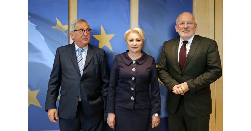 Premierul Viorica Dăncilă alături de Preşedintele Comisiei Europene, Jean-Claude Juncker şi prim-vicepreşedintele Comisiei Europene, Frans Timmermans/ Foto: gov.ro