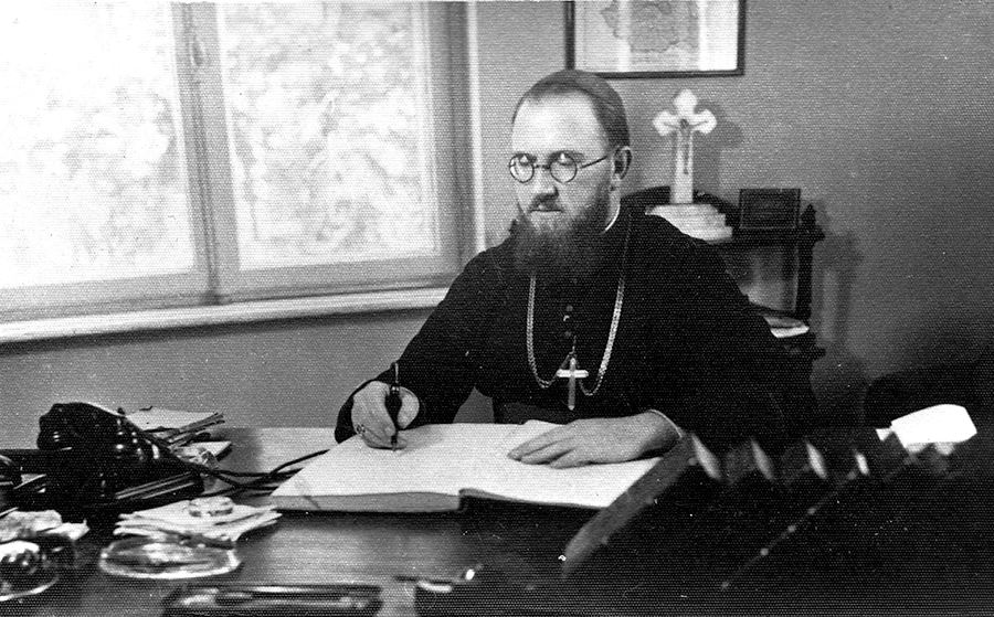 Episcopul Vasile Aftenie a murit în ancheta Securității și de aceea nu are fotografie în zeghe. A murit îmbrăcat în propriile sale haine. La deshumare s-a găsit colarul preoțesc de celuloid