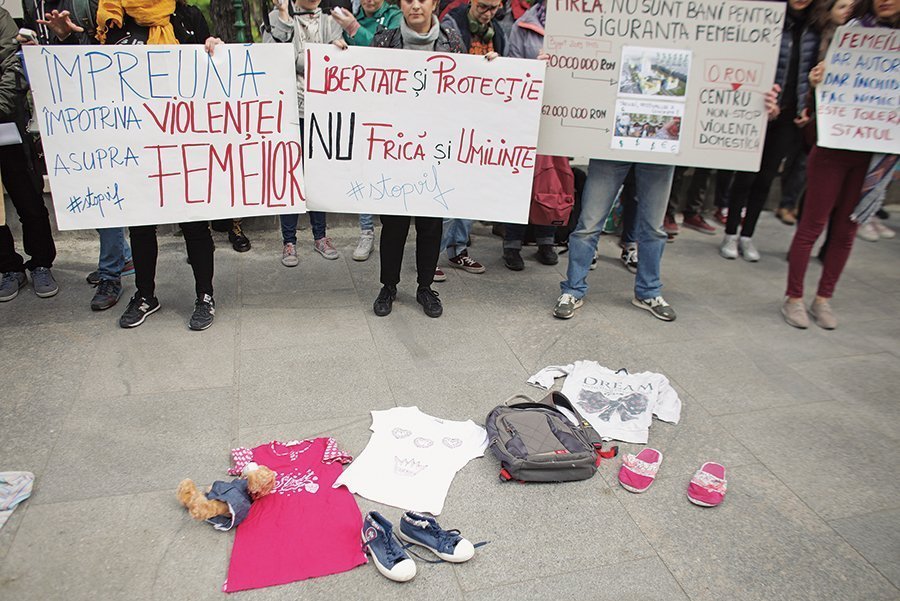 Protest la închiderea singurului centru din București deschis non-stop pentru victimele violenței domestice. 23.000 de cazuri de violență în familie au avut loc în România, în 2018, potrivit datelor IGPR, furnizate ONG-ului Filia