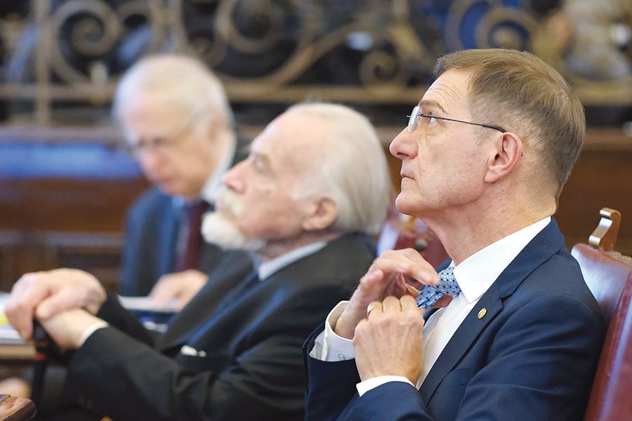 Ioan Aurel Pop (dreapta) apare pe o listă de colaboratori ai UM 0225, unitatea din cadrul Departamentului  Securităţii Statului. Pentru Dan Berindei (stânga), există dovezi că și-a turnat fiul
