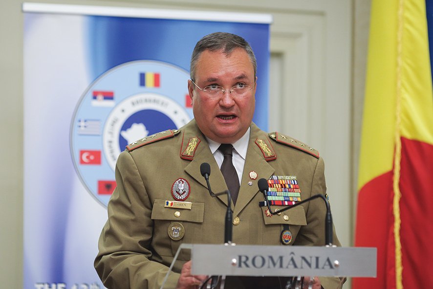 Pe când era șef al Statului Major General, generalul Ciucă (stânga) a postat o fotografie cu ce pare a fi un radar belgian - Foto: INQUAM PHOTOS/ George Călin