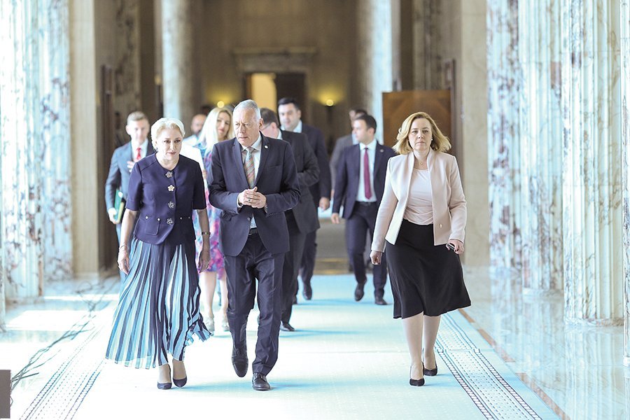 #PSDREZISTĂ Guvernul PNL conlucrează cu oamenii Vioricăi Dăncilă, precum Mirela Călugăreanu, șefa ANAF sau Laszlo Borbely (foto centru) - Foto: INQUAM PHOTOS/ Octav Ganea