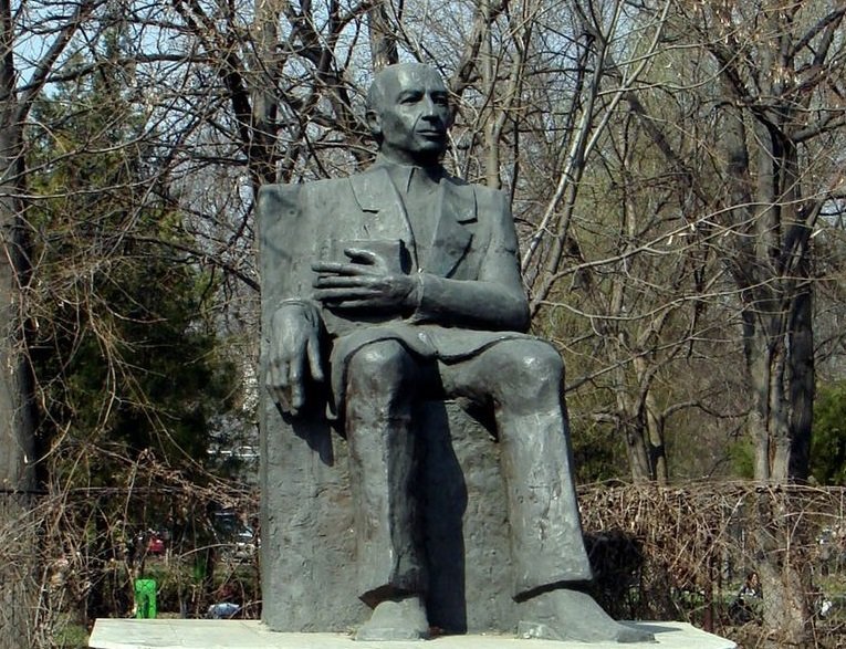 Statuia lui Nicolae Paulescu a fost inagurată în 2001, lângă Facultatea de Medicină. Sursa foto: Wikipedia