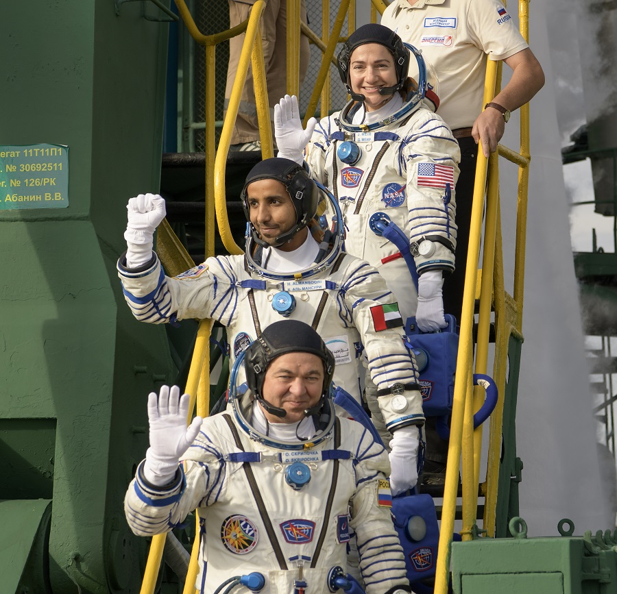 Jessica Meir de la NASA (sus), Hazzaa Ali Almansoori din Emiratele Arabe Unite și Oleg Skripochka de la Roscosmos, pe 25 septembrie 2019, înaintea decolării către Stația Spațială Internațională Foto: Gettyimages