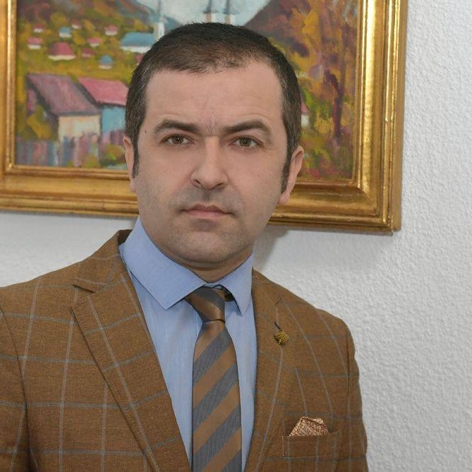 Președintele ICR, Mirel Taloș, privind către o reprezentanță din străinătate unde s-ar putea odihni pe bani publici în următorii ani Foto: Fcebook Mirel Taloș