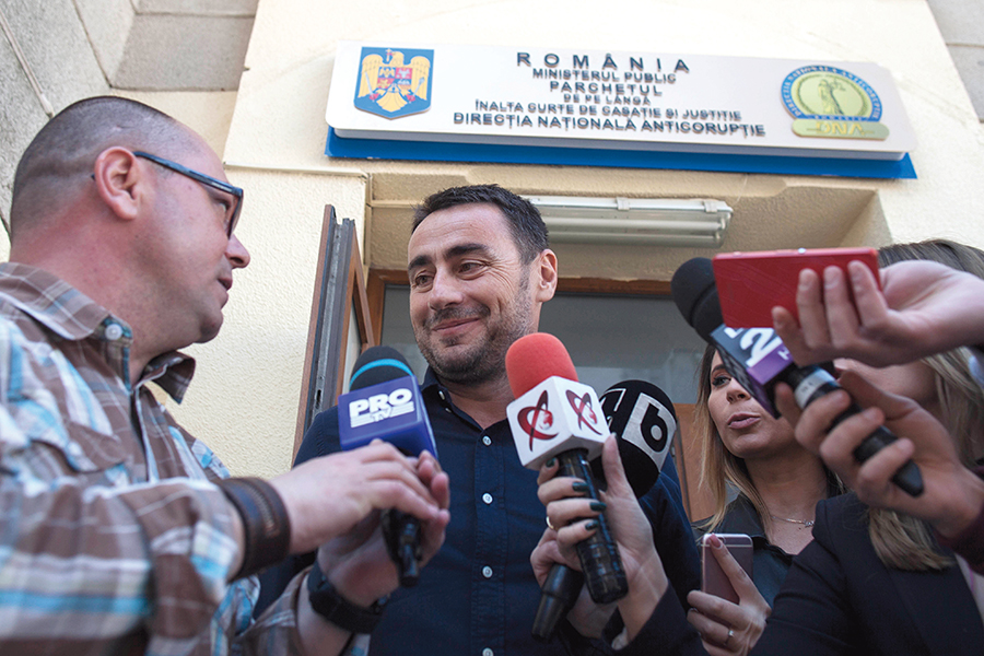 RÂSU’-PLÂNSU’ Dinu Pescariu, mai degrabă amuzat de toată tevatura de la DNA în
centrul căreia au fost el și partenerul de combinații Claudiu Florică - Foto: INQUAM PHOTOS/ Liviu Florin Albei