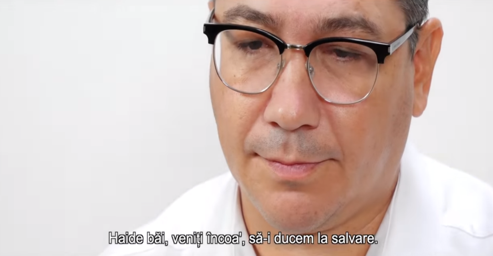 Ponta uitându-se spre Colectiv