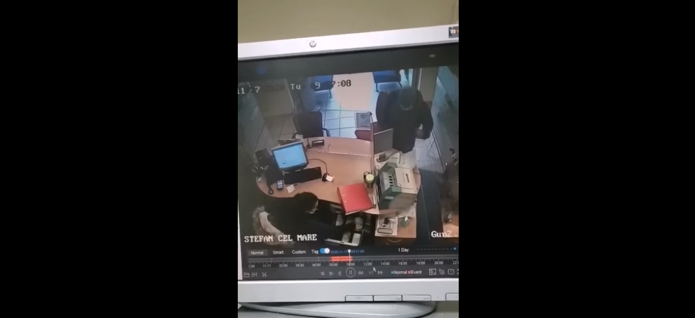 Camerele de supraveghere ale băncii din sectorul 2 al Capitalei au surprins momentul jafului de 10.000 de lei/FOTO: Facebook(captură)