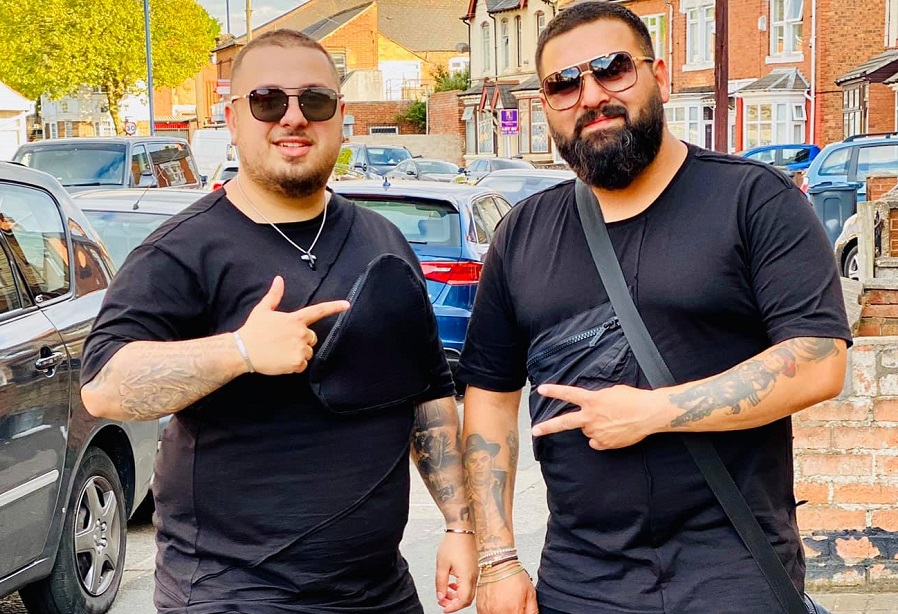 Anaser Duduianu (dreapta) face poze liniștit, pe stradă, în Birmingham Foto: Facebook/ Anaser Duduianu