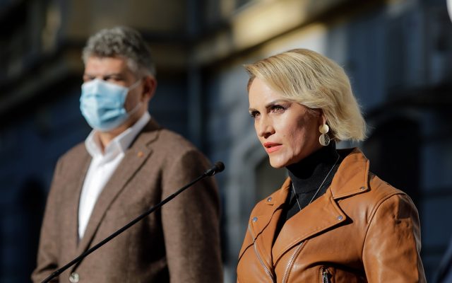 Marcel Ciolacu (fundal) și Gabriela Firea/FOTO: Inquam Photos/George Călin