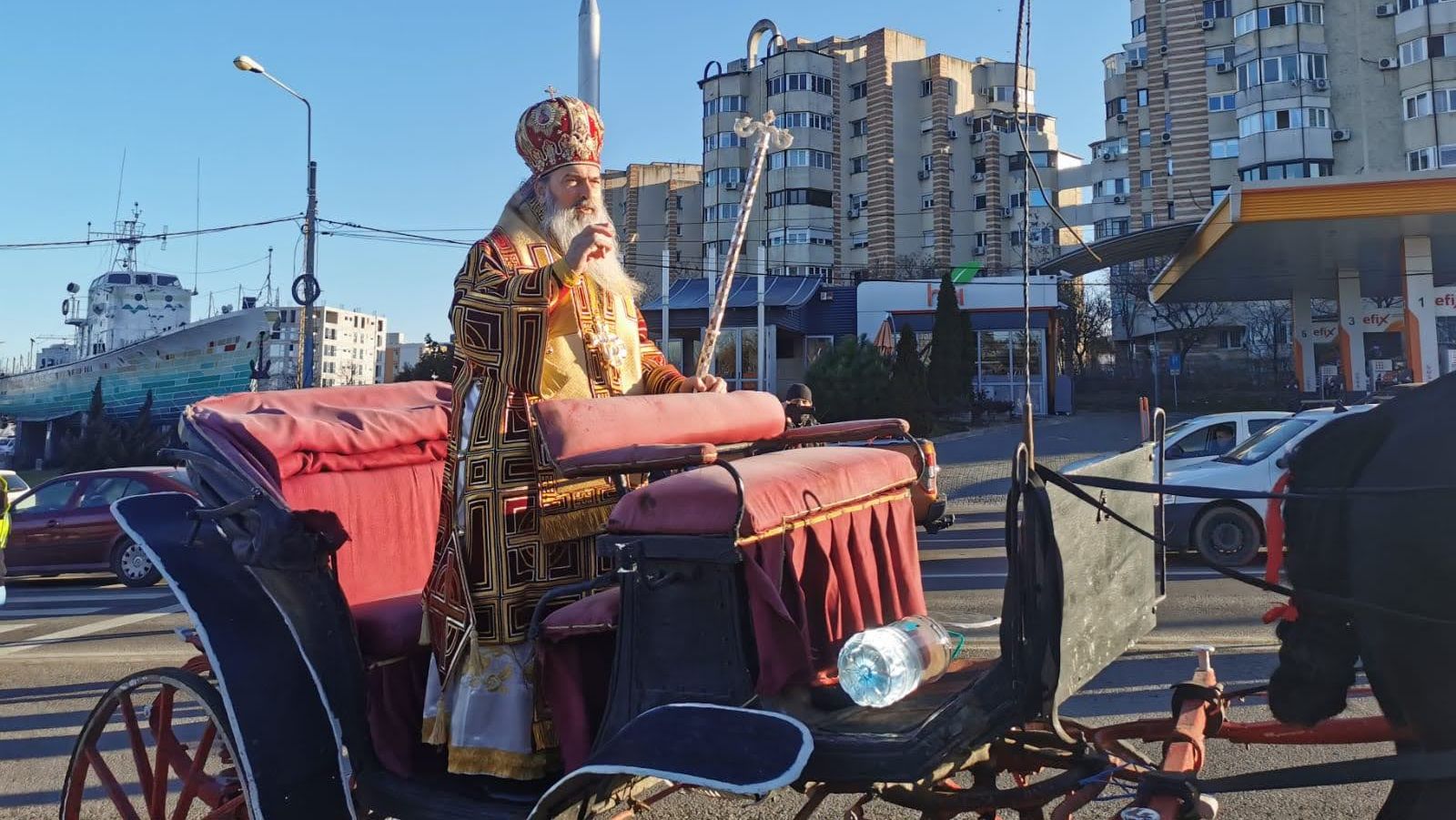 Teodosie a blocat traficul în Constanța, cu procesiunea sa în caleașcă. Sursa imagine: focuspress.ro