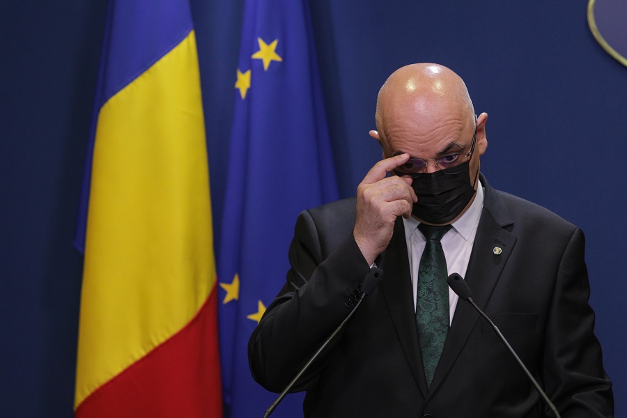 Bărbatul care l-a ameninţat pe Raed Arafat că-l va lovi cu un topor, dus la Spitalul de Psihiatrie Foto: INQUAM Photos/ Octav Ganea